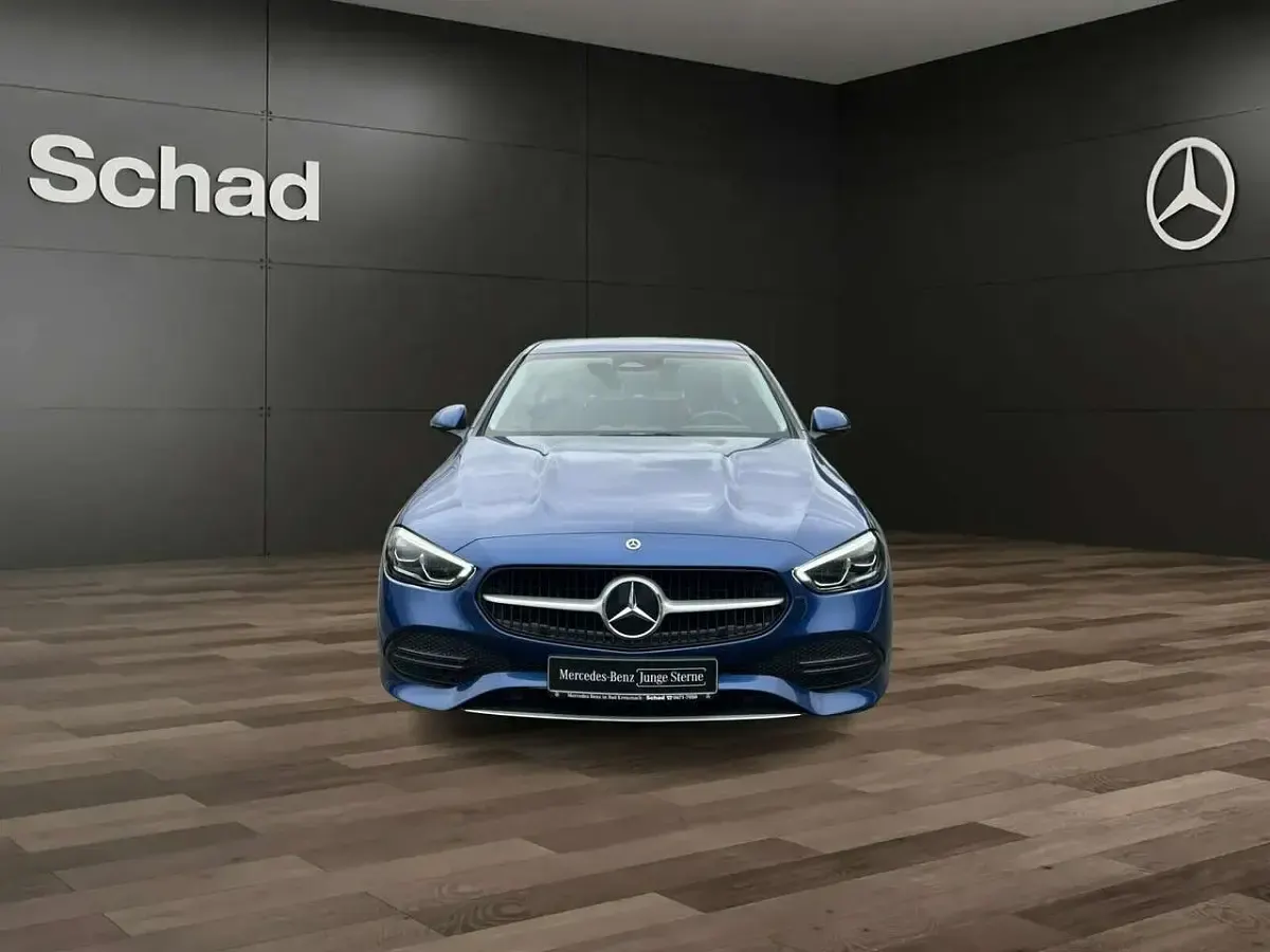 Gebraucht Mercedes C200 163 PS (119 kW) 2024 Lack spektralblau Limousine