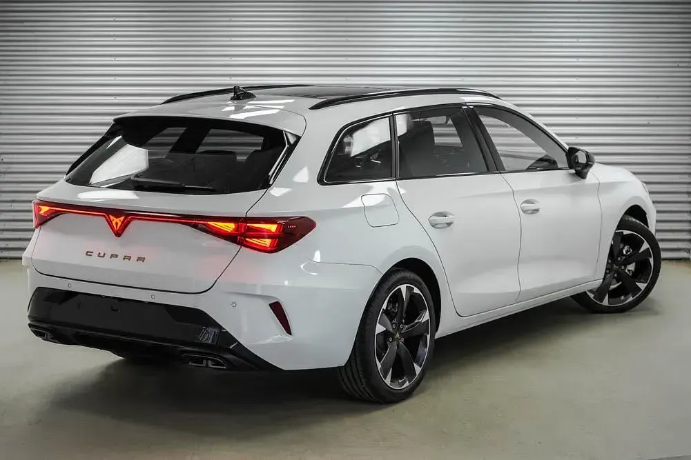 Neu Cupra Leon 150 PS (110 kW) 2026 Glacial white metallic (2y) Kombi