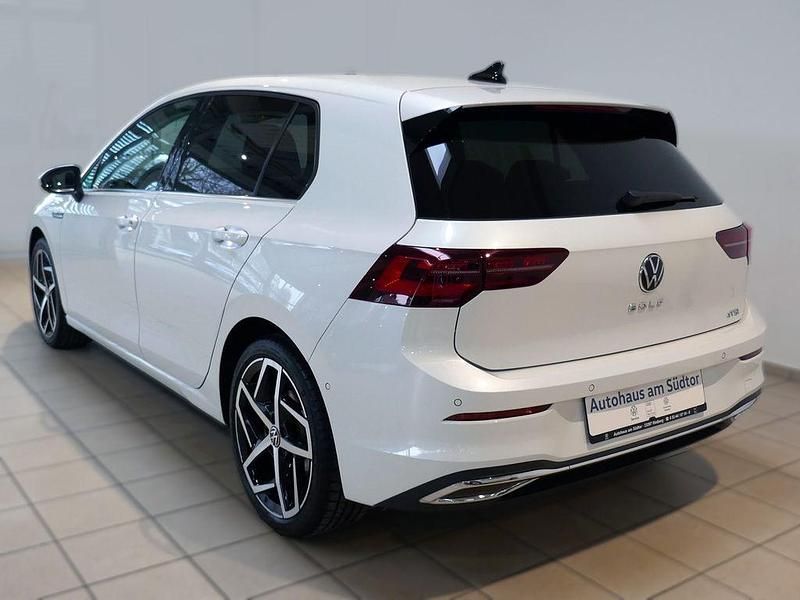 Gebraucht VW Golf VII Style 150 PS (110 kW) 2020 Oryxweiß perlmutteffekt Limousine