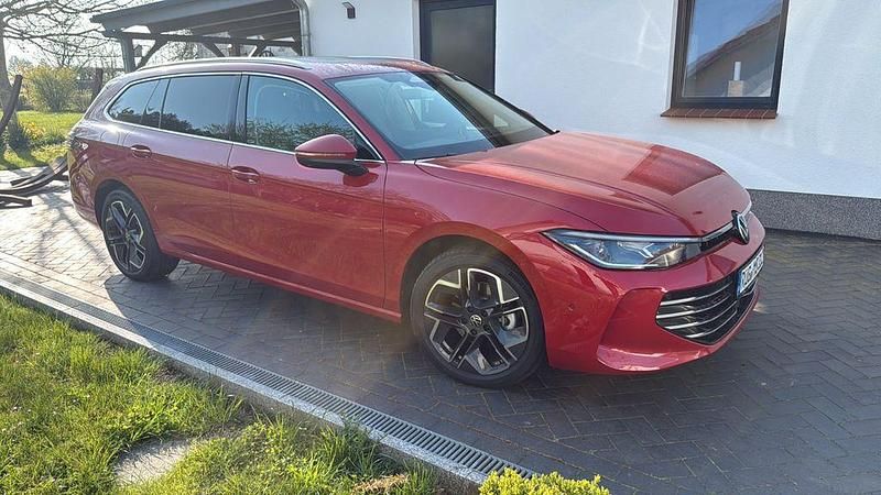 Gebraucht VW Passat Elegance 150 PS (110 kW) 2024 Rot Kombi