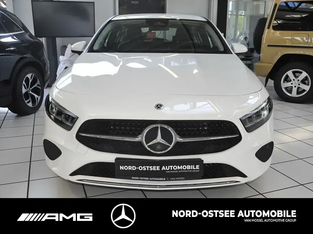 Gebraucht Mercedes A200 150 PS (110 kW) 2023 Unilack polarweiß Limousine
