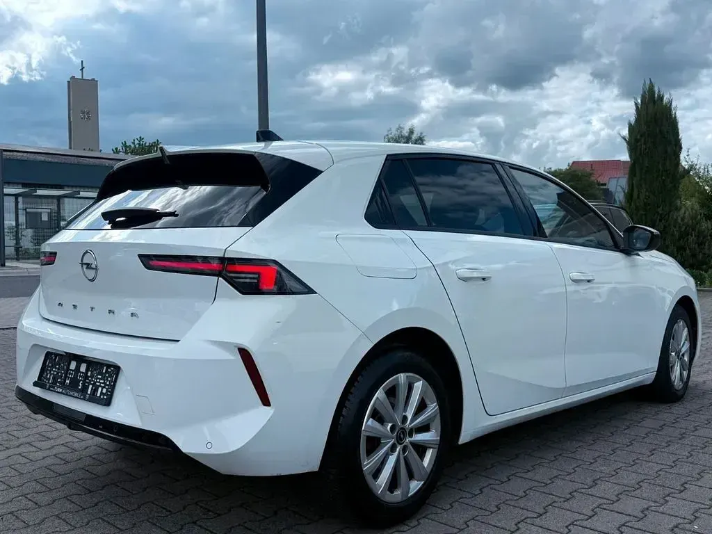 Usado Opel Astra Elegance 131 HP (96 kW) 2023 Branco Citadino