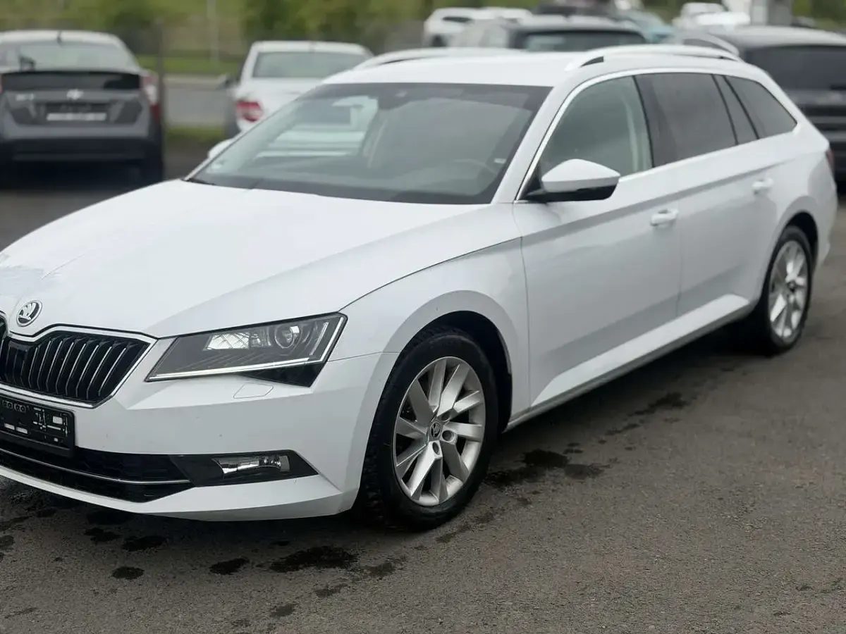 Gebraucht Skoda Superb Style 120 PS (88 kW) 2018 Moonweiss metallic Kombi