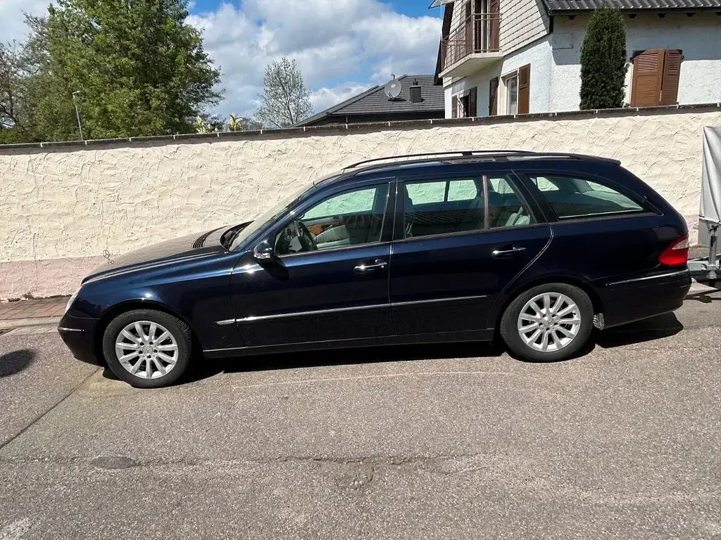 Second-hand Mercedes E270 Elegance 177 CP (130 kW) 2003 Albastru Berlinǎ