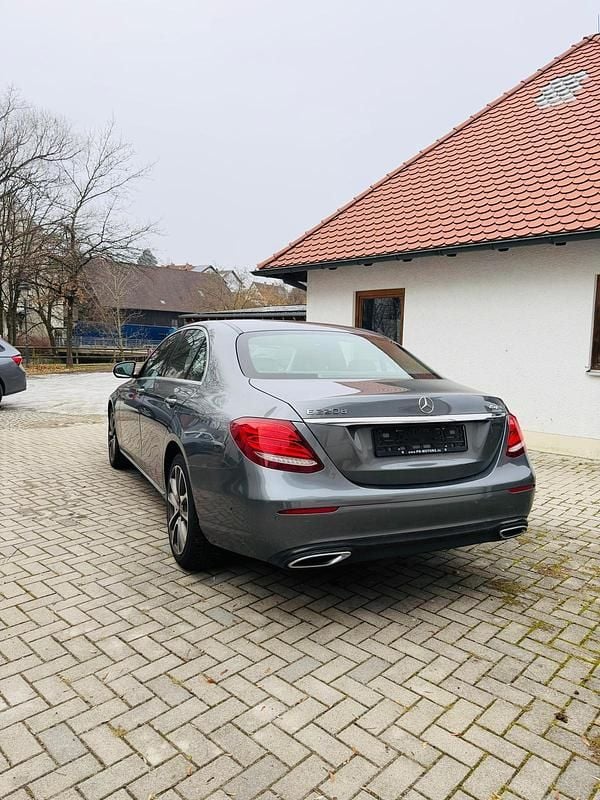 Gebraucht Mercedes E220 194 PS (142 kW) 2019 Grau Limousine