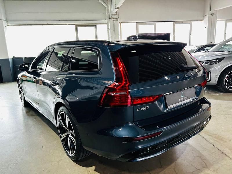 Gebraucht Volvo V60 Plus 197 PS (144 kW) 2024 Blau Kombi