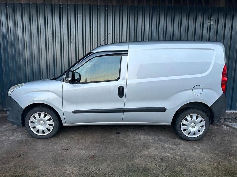 Silber Gebraucht 2016 Opel Combo S Van / Kleinbus | 5.500 € (Fairer Preis) - Bild 1/4