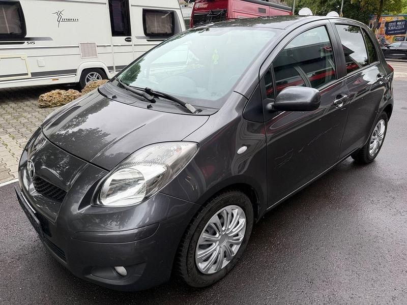 Grau Gebraucht 2009 Toyota Yaris Sol Limousine | 2.500 € (Fairer Preis) - Bild 1/4
