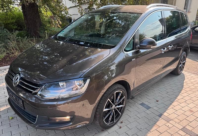 Braun Gebraucht 2014 VW Sharan Life Van / Kleinbus | 15.499 € (Etwas zu teuer) - Bild 1/4
