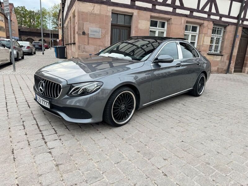 Grau Gebraucht 2016 Mercedes E220 AMG line Limousine | 18.000 € (Teuer) - Bild 1/4