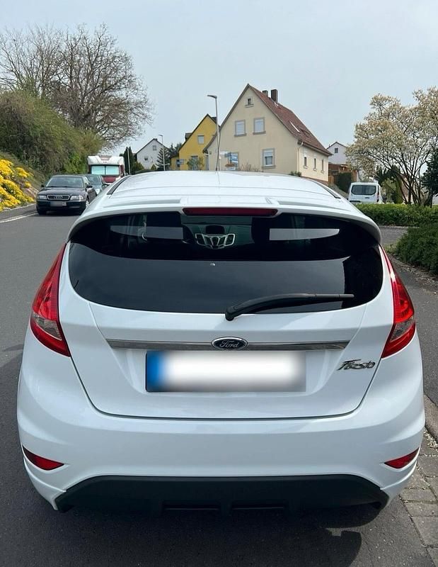 Gebraucht Ford Fiesta 82 PS (60 kW) 2011 Weiß Kleinwagen