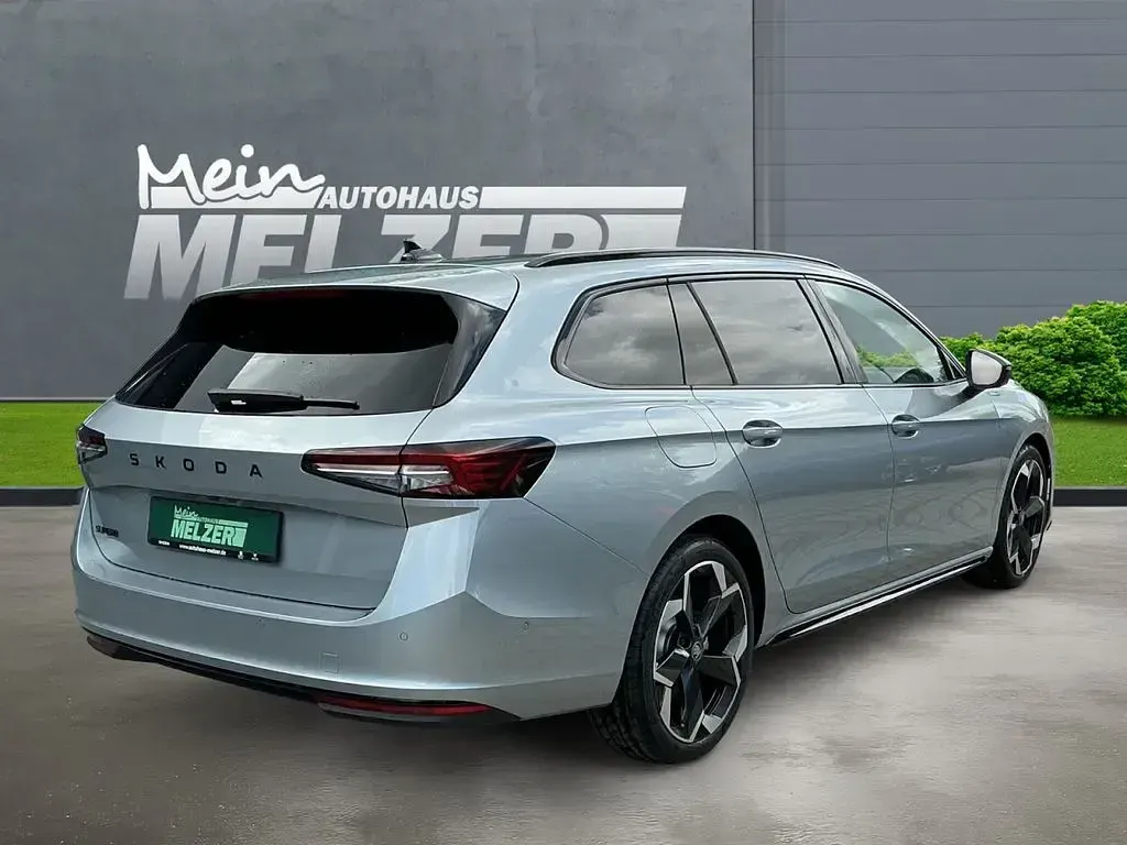 Neu Skoda Superb SportLine 150 PS (110 kW) 2026 Silber Kombi
