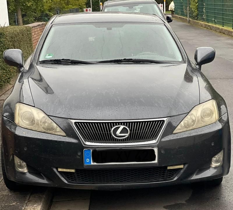Grau Gebraucht 2007 Lexus IS220d Limousine | 1.700 € - Bild 1/4