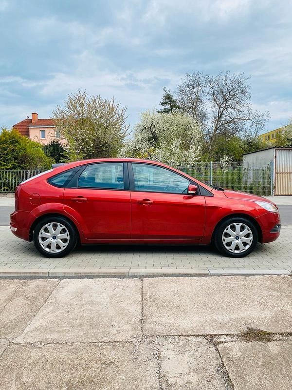 Second-hand Ford Focus 101 CP (74 kW) 2009 Roșu Hatchback
