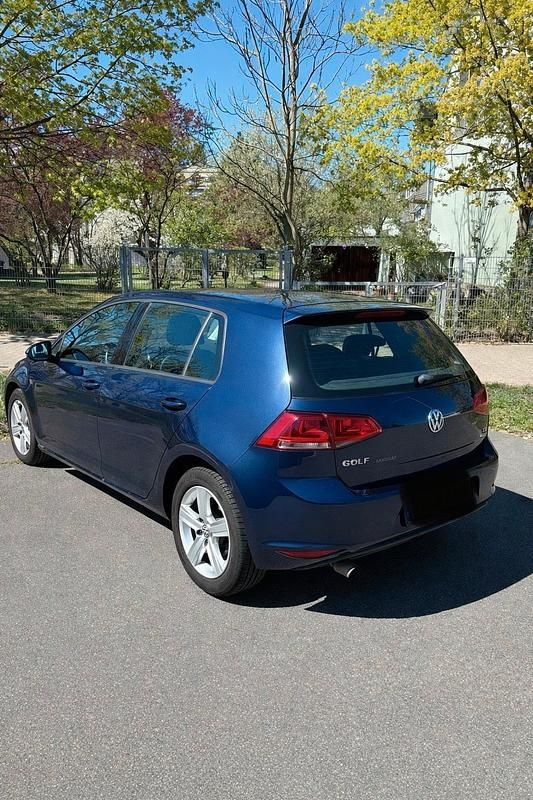 Second-hand VW Golf VII 105 CP (77 kW) 2013 Albastru Berlinǎ