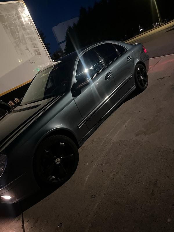 Grün Gebraucht 2003 Mercedes E320 Limousine | 10.300 € - Bild 1/4