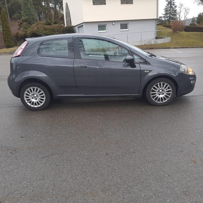 Gebraucht Fiat Grande Punto 105 PS (77 kW) 2012 Grau Kleinwagen