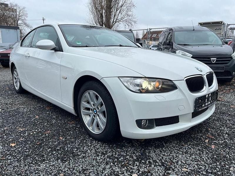 Weiß Gebraucht 2007 BMW 320 Sport Line Coupé | 5.390 € (Superpreis) - Bild 1/4