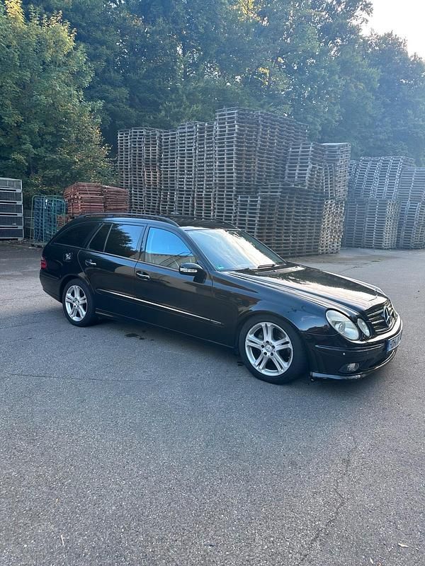 Schwarz Gebraucht 2003 Mercedes E320 Avantgarde Kombi | 3.200 € (Fairer Preis) - Bild 1/4