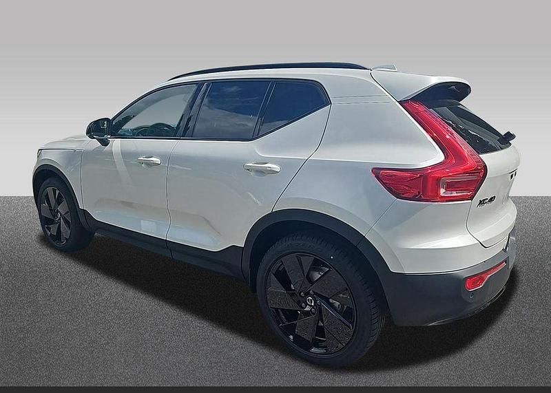 Neu Volvo XC40 Plus 163 PS (119 kW) 2025 Crystal white / metallic SUV