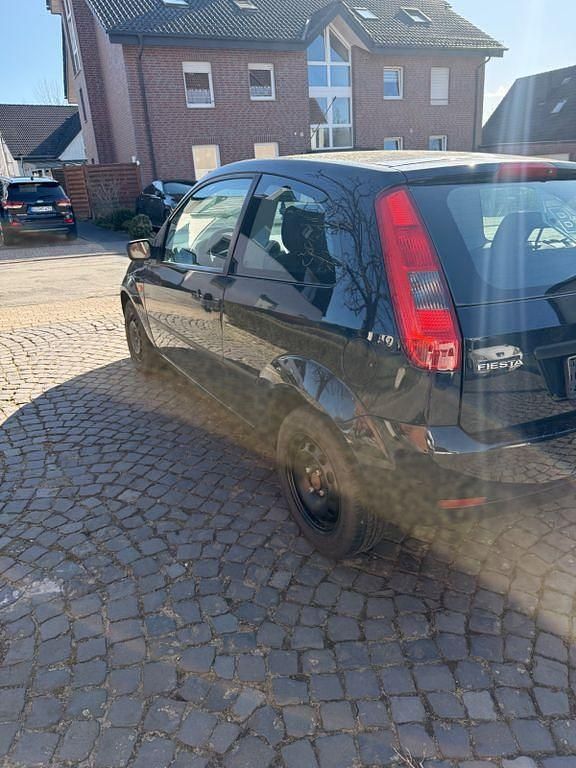 Gebraucht Ford Fiesta Ambiente 60 PS (44 kW) 2005 Blau Kleinwagen