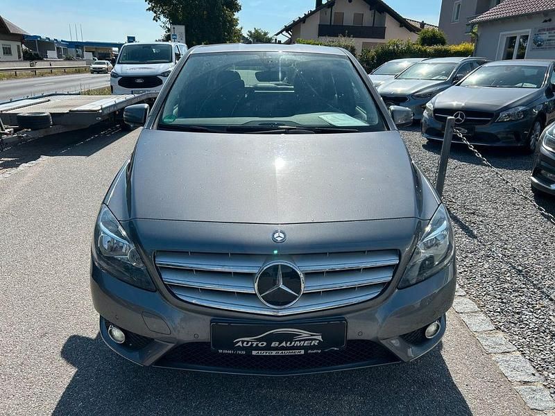 Gebraucht Mercedes B200 156 PS (114 kW) 2014 Grau Van / Kleinbus