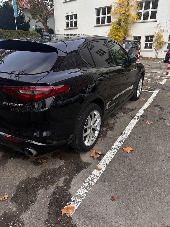 Schwarz Gebraucht 2018 Alfa Romeo Stelvio Super SUV | 22.400 € (Fairer Preis) - Bild 1/4