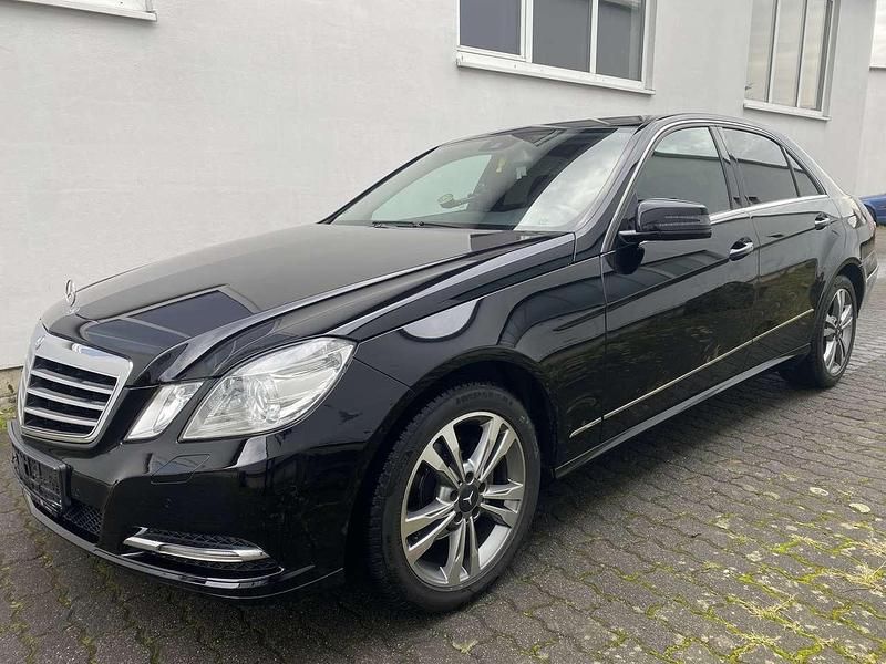 Schwarz unilack Gebraucht 2012 Mercedes E200 Limousine | 12.999 € (Teuer) - Bild 1/4