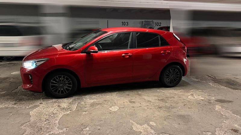 Gebraucht Kia Rio 84 PS (61 kW) 2018 Rot Limousine