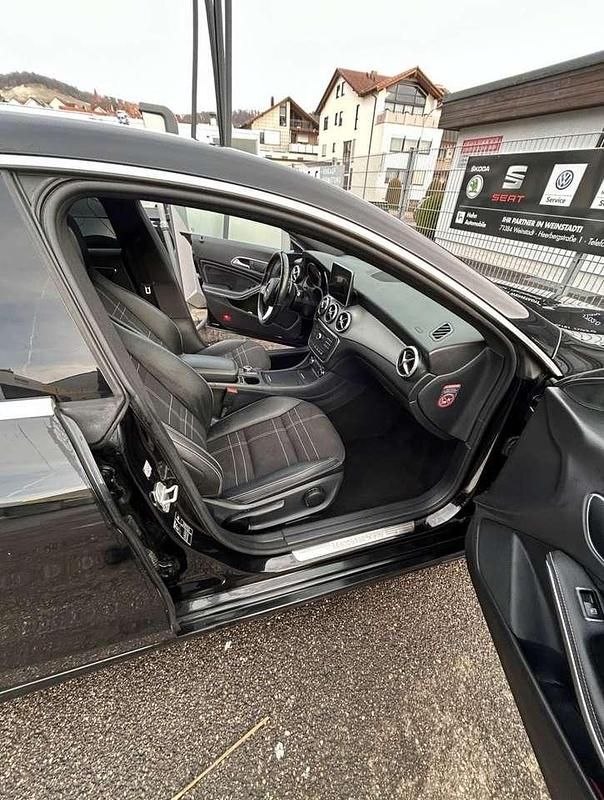 Gebraucht Mercedes CLA180 Shooting Brake 122 PS (89 kW) 2015 Schwarz Kombi