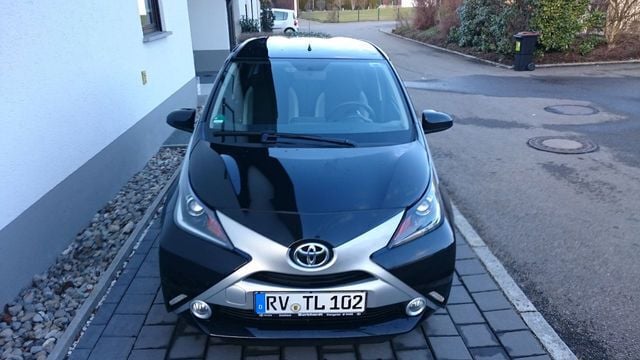 Schwarz metallic Gebraucht 2014 Toyota Aygo X-clusiv Kleinwagen | 6.300 € (Superpreis) - Bild 1/4