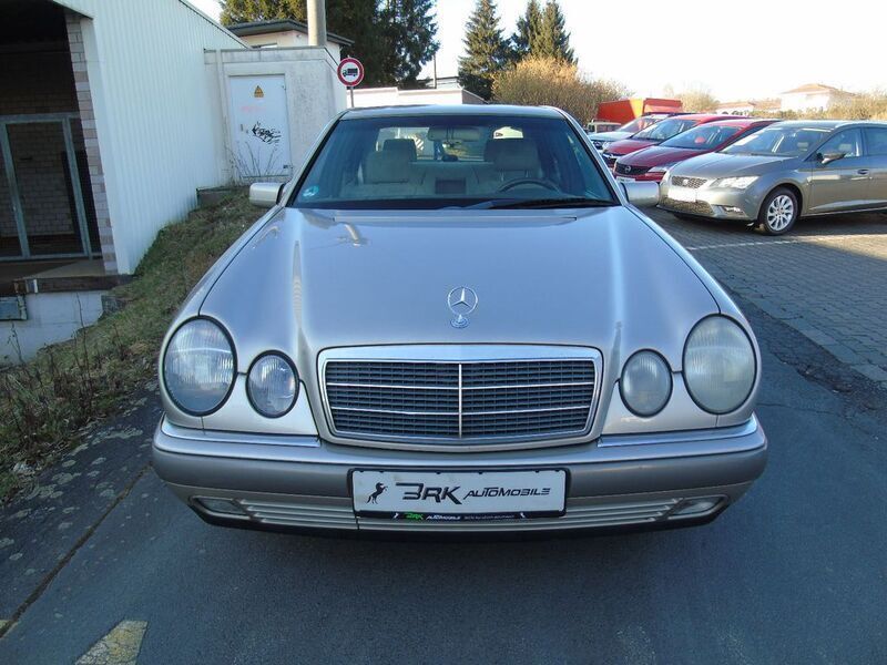Gebraucht Mercedes E200 Elegance 136 PS (100 kW) 1996 Beige Limousine