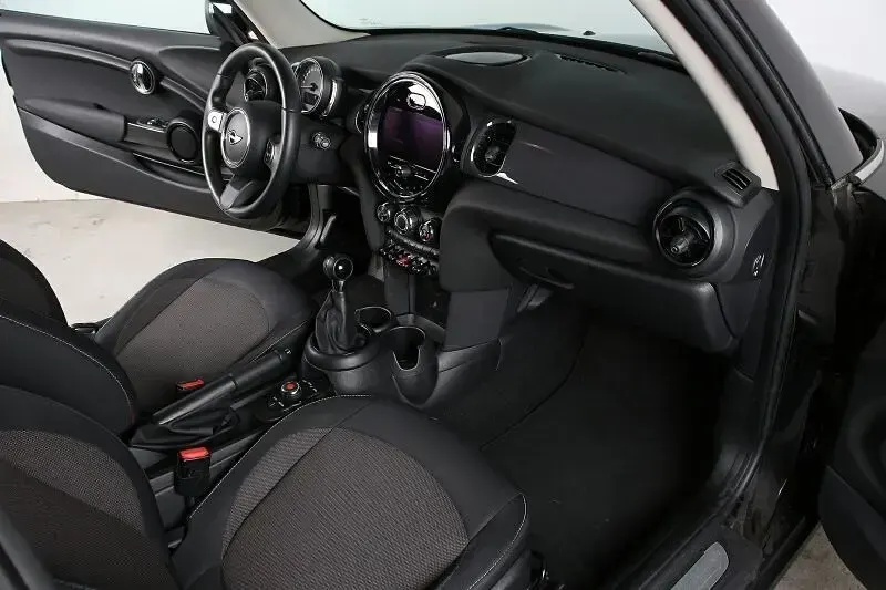 Gebraucht Mini Cooper Essential 136 PS (100 kW) 2022 Midnight black met. Kleinwagen