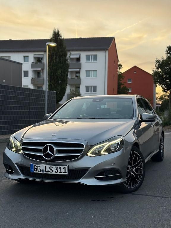 Grau Gebraucht 2014 Mercedes E220 Edition Limousine | 12.399 € (Guter Preis) - Bild 1/4