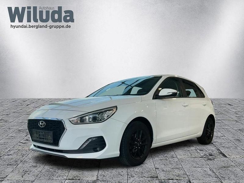Polar white / sol weiß Gebraucht 2019 Hyundai i30 Trend Limousine | 12.840 € (Fairer Preis) - Bild 1/4