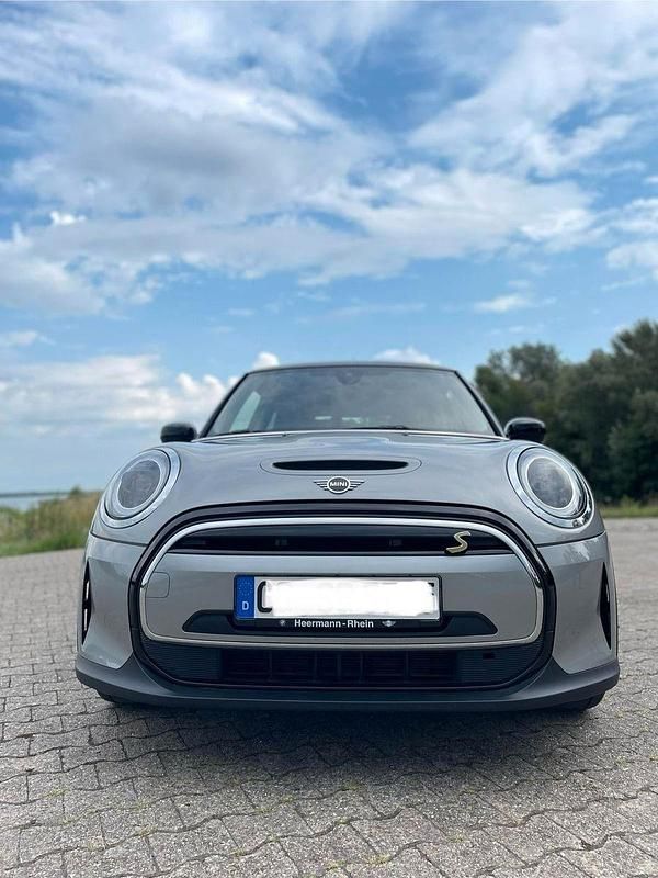 Gebraucht Mini Cooper SE Classic 135 kW (184 PS) 2023 Silber Kleinwagen