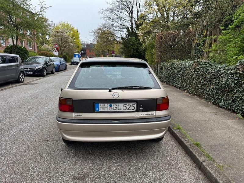 Second-hand Opel Astra 75 CP (55 kW) 1997 Bej Berlinǎ
