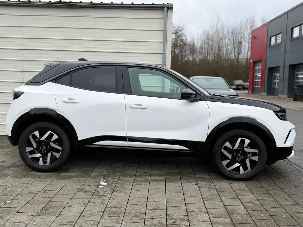 Neu Opel Mokka 145 PS (106 kW) 2025 Kontrast grau metallic / schwarzes dach SUV