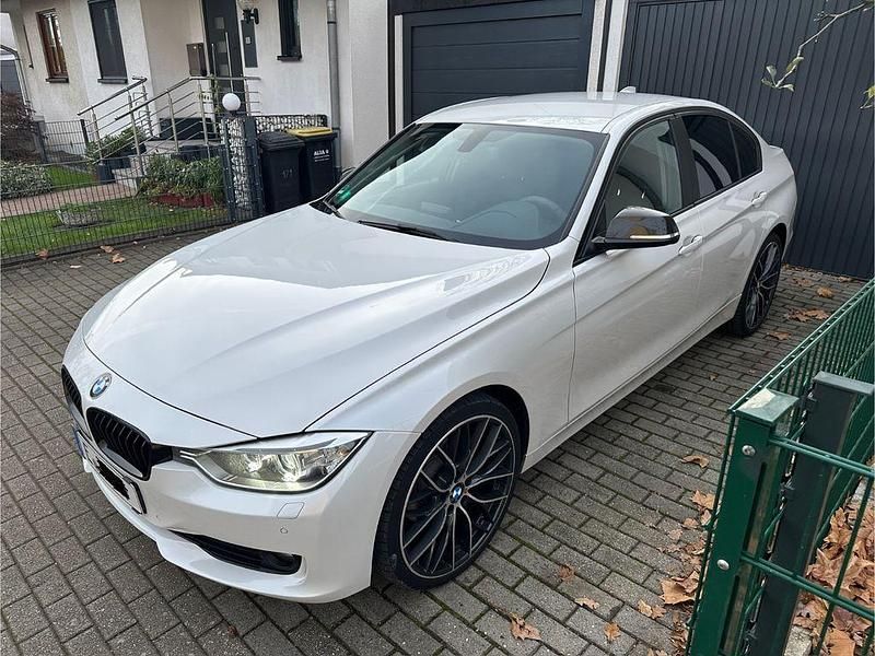 Weiß Gebraucht 2012 BMW 318 M Performance Limousine | 11.600 € - Bild 1/4