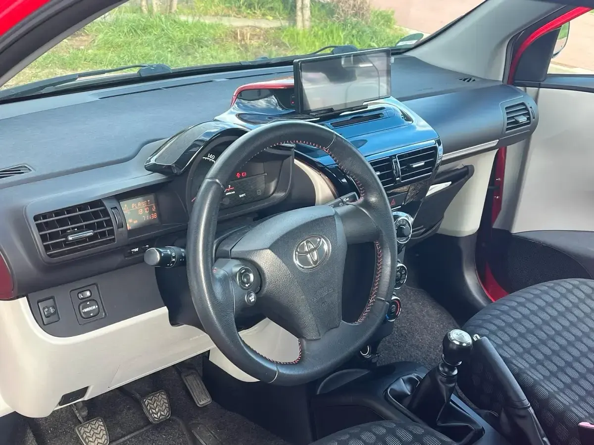 Gebraucht Toyota iQ 68 PS (50 kW) 2011 Rot Kleinwagen