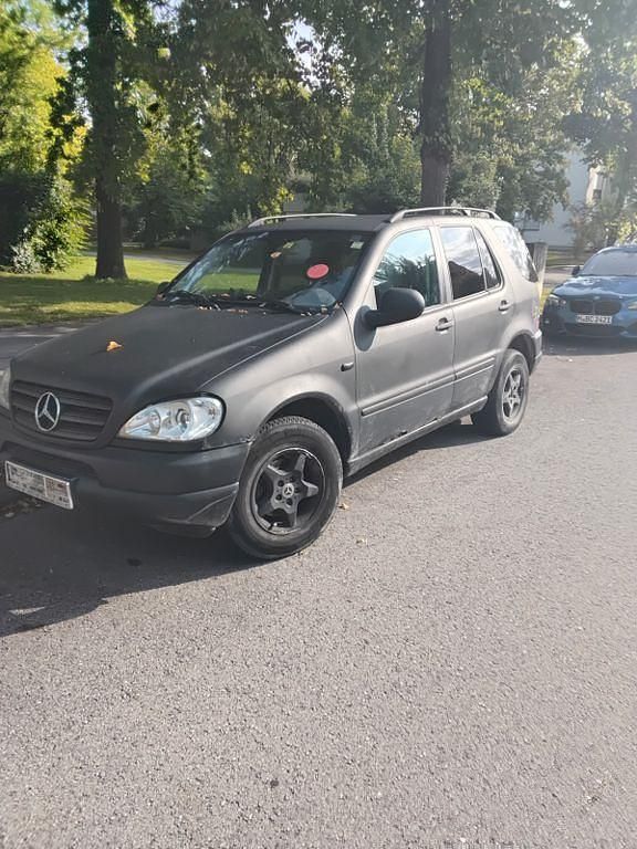 Schwarz Gebraucht 2001 Mercedes ML320 SUV | 1.500 € (Fairer Preis) - Bild 1/4