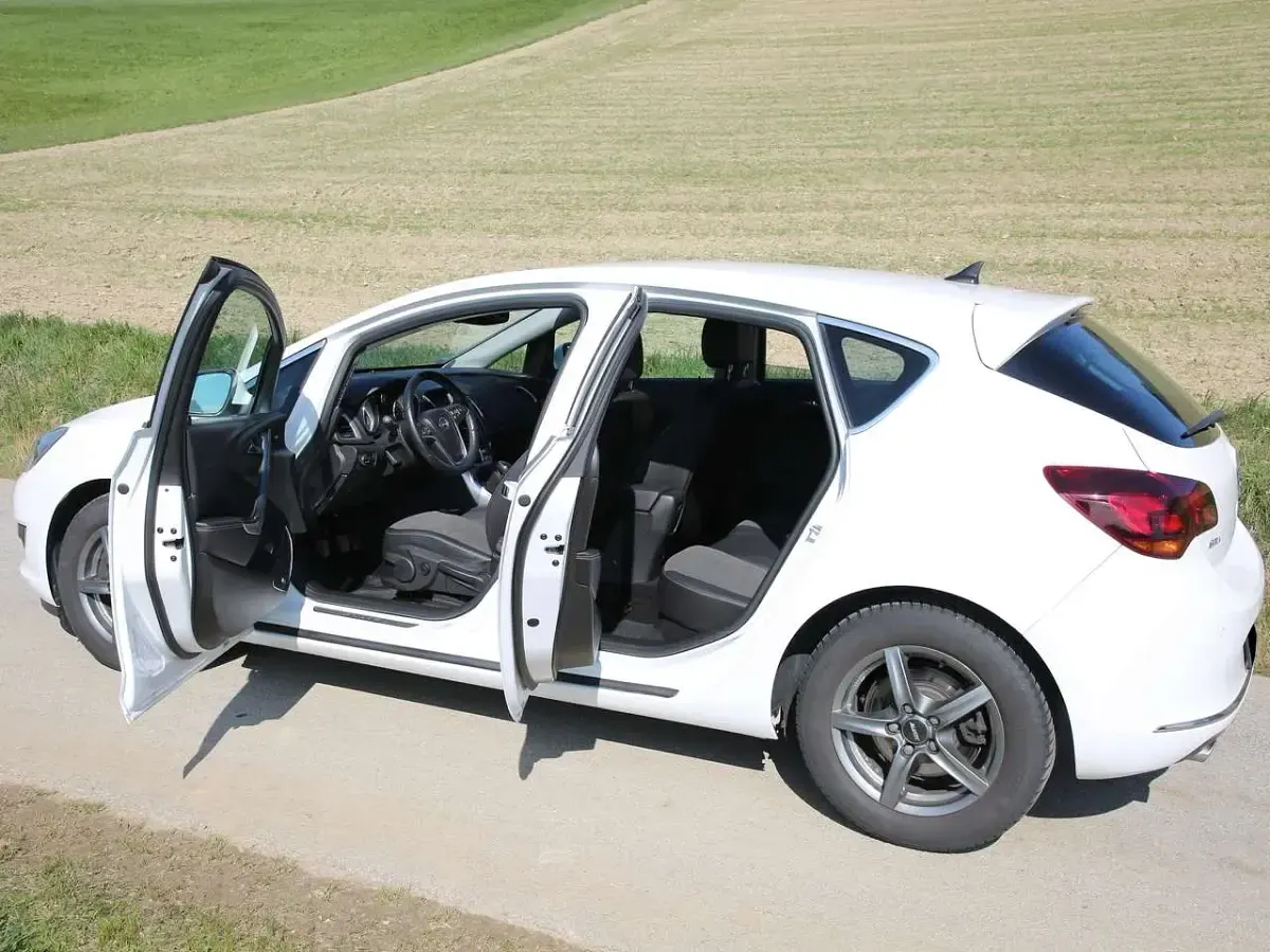 Używany Opel Astra Innovation 165 KM (121 kW) 2012 Biały Sedan/Limuzyna