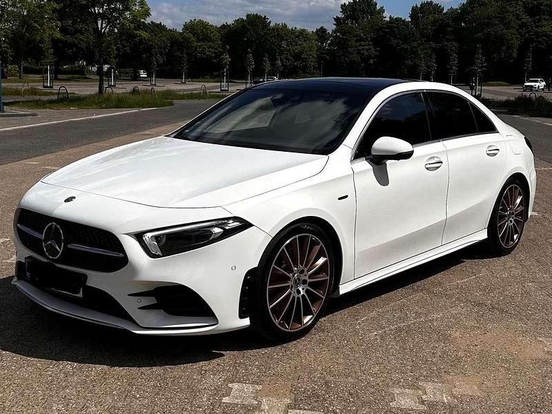 Weiß Gebraucht 2019 Mercedes A250 Edition Limousine | 30.000 € - Bild 1/4