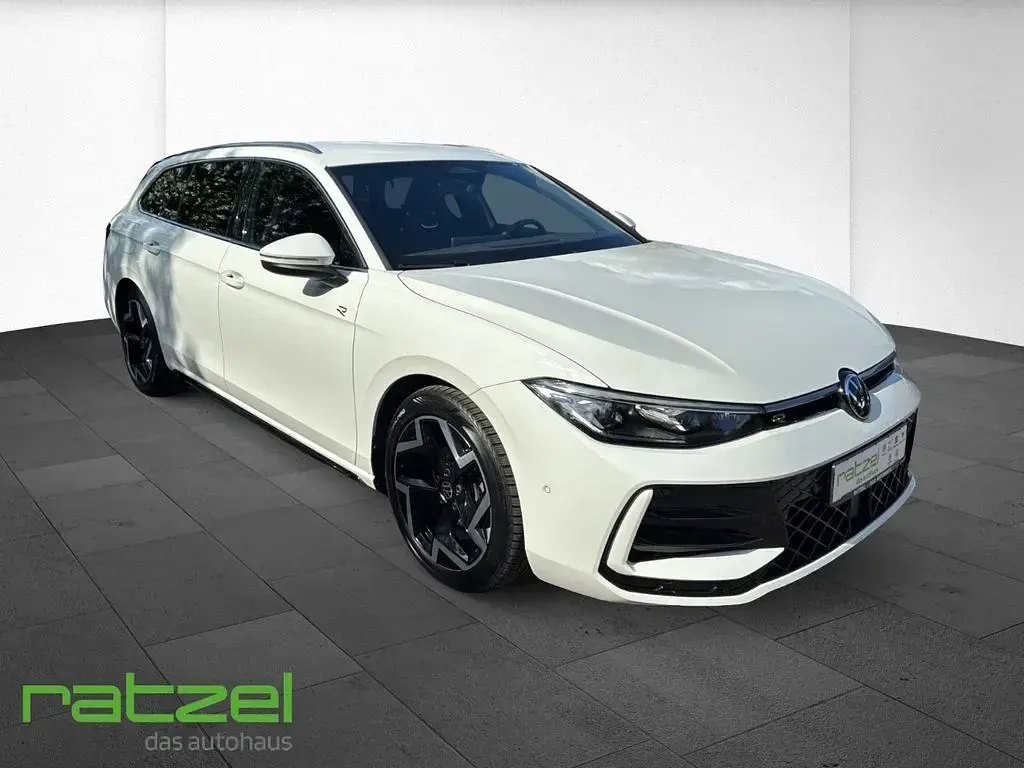Gebraucht VW Passat R-line 150 PS (110 kW) 2025 Weiß Kombi