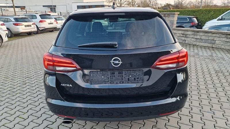 Usado Opel Astra Innovation 160 HP (117 kW) 2017 Preto Carrinha