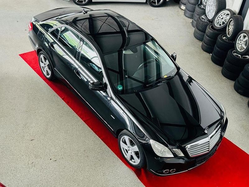 Schwarz Gebraucht 2011 Mercedes E200 Limousine | 6.990 € (Etwas zu teuer) - Bild 1/4