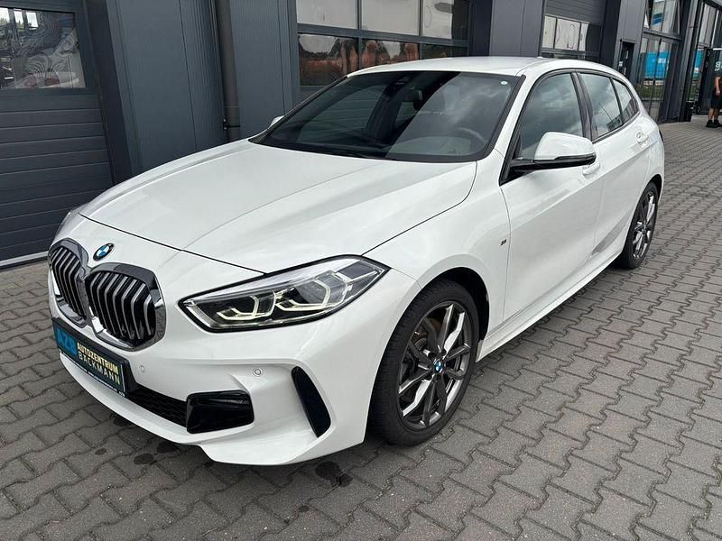 Weiß Gebraucht 2023 BMW 120 M Sport Kleinwagen | 27.980 € (Fairer Preis) - Bild 1/3