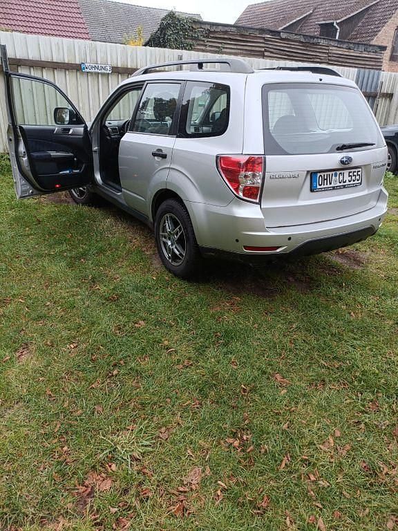 Grau Gebraucht 2011 Subaru Forester Comfort SUV | 7.990 € (Fairer Preis) - Bild 1/4