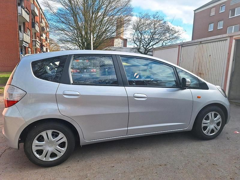 Gebraucht Honda Jazz Trend 90 PS (66 kW) 2011 Silber Kleinwagen