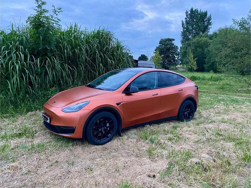 Orange Gebraucht 2022 Tesla Model Y Long Range AWD SUV | 35.900 € (Fairer Preis) - Bild 1/4